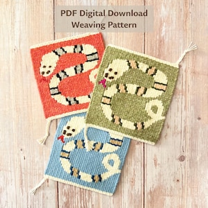 Può includere: Tre modelli quadrati tessuti in rosso, verde e blu, ciascuno con un disegno di serpente. I serpenti sono color crema con segni neri e marroni. Il testo "PDF Digital Download Weaving Pattern" è in alto.