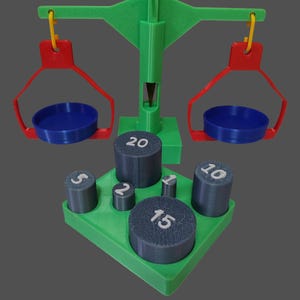 以下が含まれることがあります： 緑、赤、青の天秤と重り。天秤は緑色のベースとアーム、赤いホルダー、青いカップを備えています。重りは1、2、5、10、15、20と表示されています。