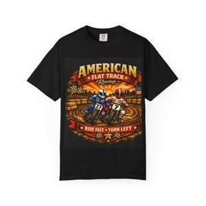 Puede incluir: Camiseta negra con un gráfico de dos corredores de motocicletas en una pista de tierra. El diseño incluye el texto "AMERICAN FLAT TRACK RACING" en oro y rojo, con las palabras "RIDE FAST TURN LEFT" debajo. Los corredores usan cascos y trajes de carreras.