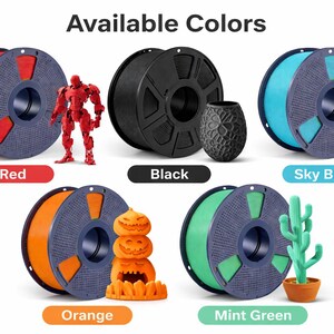 K&ouml;nnte beinhalten: Bild zeigt Spulen mit 3D-Druckerfilament in verschiedenen Farben: Rot, Schwarz, Himmelblau, Orange und Mintgr&uuml;n. Das Bild enth&auml;lt auch 3D-gedruckte Objekte in passenden Farben, wie einen Roboter, eine Vase, einen K&uuml;rbis, einen Kaktus und ein Macaron.