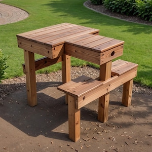 Puede incluir: Un banco de tiro de madera con asiento incorporado. El banco es de madera marrón claro y tiene una mesa rectangular con un recorte. El asiento está unido al banco y también es de madera. El banco está al aire libre sobre una superficie de hormigón.