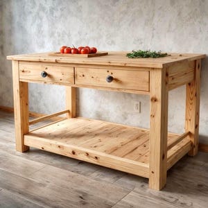 Puede incluir: Isla de cocina de madera clara con dos cajones y un estante inferior. La isla tiene una parte superior rectangular con una pequeña bandeja de madera con tomates rojos. Una ramita de hierbas verdes está a la derecha.
