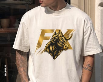 Könnte beinhalten: Ein cremefarbenes T-Shirt mit kurzen Ärmeln und einem Grafikdruck auf der Brust. Das Design zeigt die Buchstaben FX in metallischem Gold sowie eine detaillierte Illustration eines Bullenkopfes in Gold- und Schwarztönen.