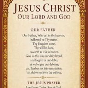 Puede incluir: Una l&aacute;mina religiosa rectangular con un borde decorativo marr&oacute;n oscuro y detalles ornamentados en las esquinas. El centro muestra el texto Jesus Christ Our Lord and God, el Padre Nuestro y la Oraci&oacute;n de Jes&uacute;s en negro sobre fondo crema.