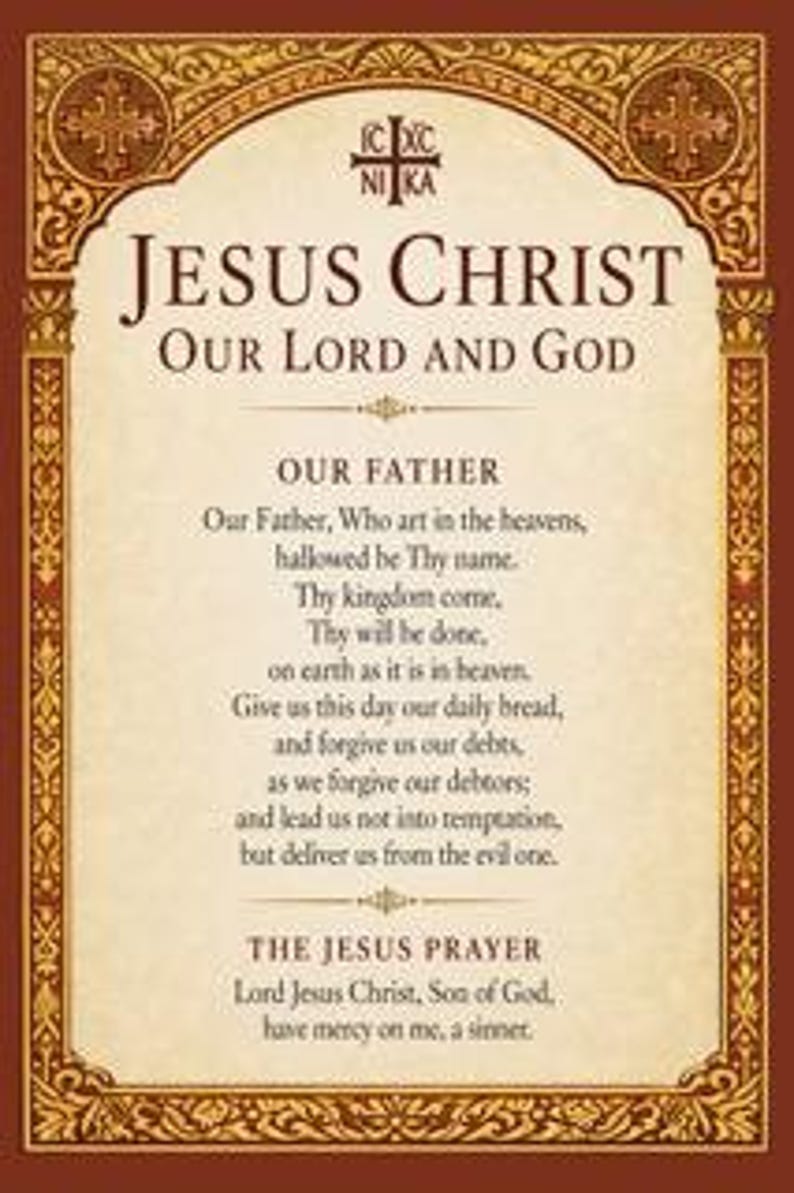 Puede incluir: Una l&aacute;mina religiosa rectangular con un borde decorativo marr&oacute;n oscuro y detalles ornamentados en las esquinas. El centro muestra el texto Jesus Christ Our Lord and God, el Padre Nuestro y la Oraci&oacute;n de Jes&uacute;s en negro sobre fondo crema.