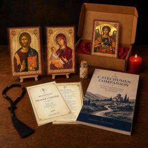 Puede incluir: Un kit religioso que contiene tres iconos dorados de figuras, un rosario negro con borla, un pequeño frasco de vidrio con cuentas y un libro titulado The Catechumen Companion con la ilustración de una iglesia en un camino.