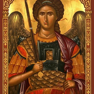Puede incluir: Un icono religioso que representa una figura alada con armadura dorada que sostiene una espada larga y una vaina roja. La figura tiene cabello oscuro rizado y un halo sobre un fondo dorado, enmarcado por un borde ornamentado con patrones.