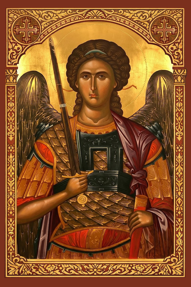 Puede incluir: Un icono religioso que representa una figura alada con armadura dorada que sostiene una espada larga y una vaina roja. La figura tiene cabello oscuro rizado y un halo sobre un fondo dorado, enmarcado por un borde ornamentado con patrones.