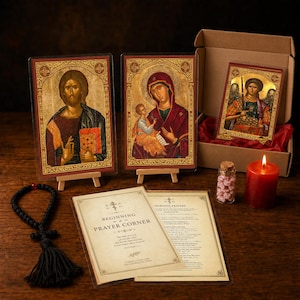 Puede incluir: Un conjunto de tres iconos religiosos con Cristo, la Virgen con el Ni&ntilde;o y un &aacute;ngel, sobre peque&ntilde;os caballetes de madera. Incluye un rosario negro con borla, una vela roja, un peque&ntilde;o frasco con cuentas y dos gu&iacute;as de oraci&oacute;n impresas.