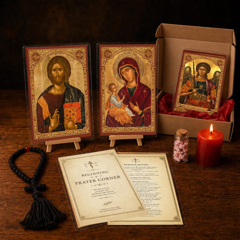 Puede incluir: Un conjunto de tres iconos religiosos con Cristo, la Virgen con el Ni&ntilde;o y un &aacute;ngel, sobre peque&ntilde;os caballetes de madera. Incluye un rosario negro con borla, una vela roja, un peque&ntilde;o frasco con cuentas y dos gu&iacute;as de oraci&oacute;n impresas.