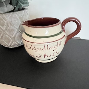 Op de afbeelding: Een set van drie keramische mokken met een gespikkelde, matte afwerking. De mokken zijn in crème, lichtbruin en donkerbruin. Elke mok heeft een eenvoudig, minimalistisch ontwerp.