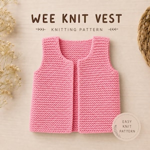 Op de afbeelding: Een roze gebreid vest met de tekst "WEE KNIT VEST" en "KNITTING PATTERN". Het vest is gemaakt van een dikke brei en heeft een eenvoudig, open ontwerp aan de voorkant. Een label "EASY KNIT PATTERN" is ook zichtbaar.