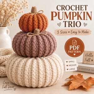 Puede incluir: Un patrón de trío de calabazas de ganchillo con tres calabazas apiladas en naranja, malva y crema. El texto dice CROCHET PUMPKIN TRIO, 3 Sizes Easy to Make, PDF PATTERN, SMALL, MEDIUM, LARGE, Hello Fall y Cozy Fall Decor con iconos de corazón.