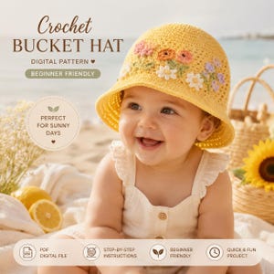 Puede incluir: Un bebé sonriente con un sombrero de pescador de ganchillo amarillo con adornos florales. El sombrero es parte de un patrón digital, apto para principiantes y perfecto para los días soleados. El texto "Crochet Bucket Hat" también está presente.