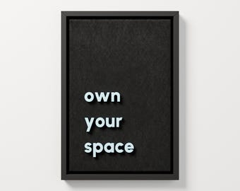 Gestalte deinen Raum individuell: 3D-Wandkunst, eisblaue Buchstaben auf schwarzem Stoff, gerahmte Typografie