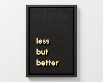 Weniger ist mehr: 3D-Wandkunst, warme gelbe Buchstaben auf schwarzem Stoff, gerahmte Typografie