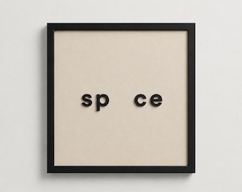 SP CE 3D-Typografie-Wandbild, schwarze Schrift auf cremefarbenem Hintergrund