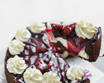 Rezept für Kirsch-Schokoladen-Käsekuchen (PDF) – Saftiger Schokoladenkuchen mit cremiger Käsekuchensoße und Kirschtopping
