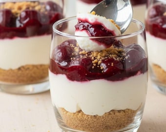 Gesünderes No-Bake-Cheesecake-Rezept im Glas (PDF) | Griechischer Joghurt-Cheesecake in Bechern | Einfaches, zuckerarmes Dessert | Mini-Cheesecake im Einmachglas