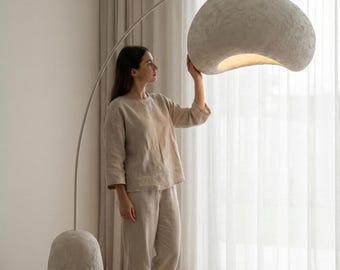 Lámpara de pie de arco de yeso escultural, hecha a mano – Iluminación moderna Wabi Sabi