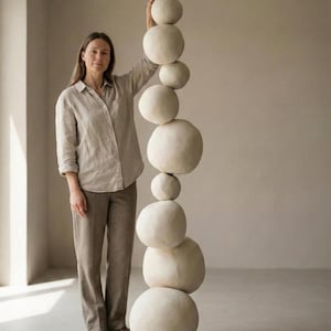 Tótem escultórico minimalista para decoración de suelo: escultura de poliestireno recubierta de yeso hecha a mano: objeto de arte orgánico moderno