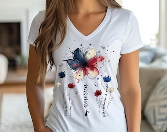 Camiseta estilo boho floral con espalda cruzada, diseño de fe, libertad y orgullo estadounidense, con cuello en V (CSP266).