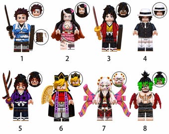 Puede incluir: Un conjunto de ocho minifiguras de bloques de construcción de plástico que representan varios personajes con atuendos distintos, accesorios como espadas y abanicos, y piezas de cabeza intercambiables. Cada figura está numerada del uno al ocho.