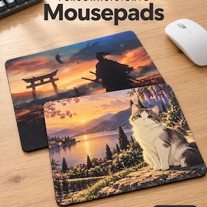 Peut inclure: Deux tapis de souris rectangulaires avec des illustrations imprimées. L'un montre la silhouette d'un samouraï près d'un torii au coucher du soleil. L'autre montre un chat duveteux au bord d'un lac. Texte : "PERSONALISIERTE Mousepads" et "2 Größen".