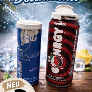 Könnte beinhalten: Zwei Energy-Drink-Dosen, eine blaue mit dem Text "The Sea Blu Edition" und einem Bullenlogo, die andere rot mit dem Text "Gnergy" und "Cola Cherry". Ein schwarzer Dosenverschluss im Vordergrund.