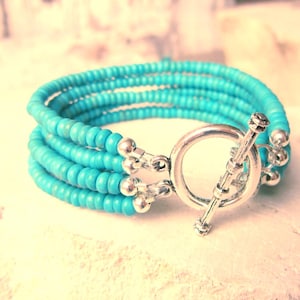 Pulsera de turquesa de varias vueltas. Pulsera heishi de cinco vueltas. Pulsera gruesa de turquesa verde. Joyería de turquesa. Joyería bohemia de turquesa.