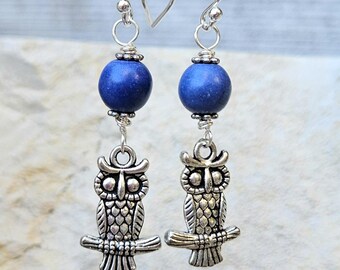 Boucles d'oreilles hibou bleu. Cadeau pour un amateur de hibou. Boucles d'oreilles pendantes en howlite bleu. Boucles d'oreilles en argent à breloques chouette. Bijoux hibou. Boucles d'oreilles bleues hibou lunatique