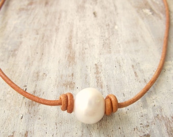 Cuero marrón y perla collar.perla gargantilla collar.gran perla blanca y collar de cuero.Rustic Jewelry.Leather Jewelry. Joyería perla