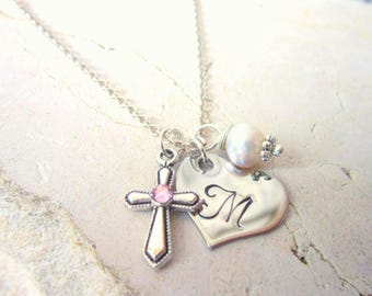 Regalo per il Battesimo. Collana con croce e pietra portafortuna per bambini. Collana con iniziale a forma di cuore e ciondolo di perle per bambine. Regalo per la Prima Comunione. Gioielli con pietra portafortuna.