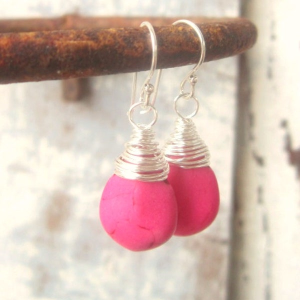 Roze oorbellen. Roze howliet bungelen oorbellen. Helder roze drop oorbellen. Flamingo roze sieraden. Valentijn oorbellen. Borstkanker sieraden