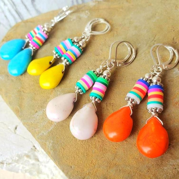 Boucles d'oreilles multicolores. Boucles d'oreilles pendantes colorées en howlite. Boucles d'oreilles Cinco de Mayo. Boucles d'oreilles colorées amusantes. Bijoux de fiesta. Bijoux Cinco de Mayo