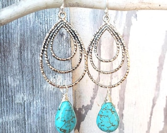 Blauer Türkis Ohrringe. Lange Silber Zinn Teardrop Ohrringe mit Türkis Howlith Drop. Blauer Türkis Schmuck. Howlith Schmuck.