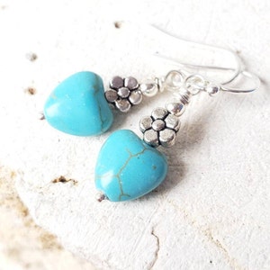 Turquoise Hart Oorbellen. Turquoise Howlite Bengel oorbellen, zilveren bloem oorbellen. Howlite Turquoise Oorbellen. Howlite Turquoise Sieraden
