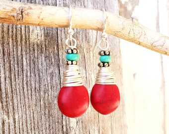 Pendientes rojos y turquesas envueltos en alambre.Pendientes colgantes rojos.Pendientes colgantes rojos y turquesas. Joyería roja y turquesa. Pendientes rojos