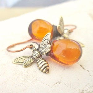 Honey Bee Jewelry.Honey Bee Earrings. Wire Wrapped Drops Honey Amber Earrings.Amber Glass Dangle Earrings.Amber Jewelry.Gift for Bee Lover