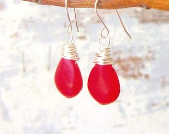 Aretes de alambre de turquesa roja. Aretes colgantes de howlita y turquesa roja. Aretes briolette de turquesa roja. Joyería de turquesa. Joyería roja.