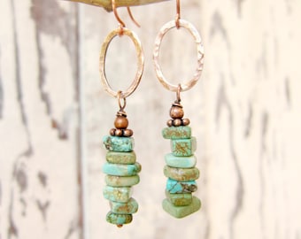 Boucles d'oreilles pendantes en turquoise verte et en cuivre. Boucles d'oreilles cercle en cuivre martelé. Boucles d'oreilles turquoises. Bijoux turquoise rustiques