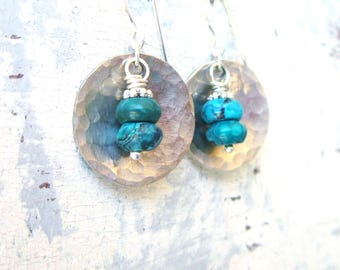 Boucles d'oreilles disque martelé turquoise. Boucles d'oreilles martelées en argent sterling. Bijoux turquoise véritable cercle. Boucles d'oreilles de décembre avec pierre de naissance