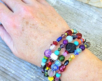 Bracelet multicolore à quatre rangs de perles de verre. Bracelet bohème coloré. Bracelet en perles de verre colorées. Bracelet coloré. Bijoux bohèmes