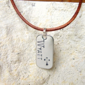Les garçons premier cadeau de Communion. Collier en cuir les garçons. Collier en cuir personnalisé Mens Necklace.Mens étiquette de chien. Les garçons Croix Necklace.Gift pour garçon