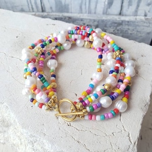 Bracciale multicolore. Bracciale di perle di perline di semi colorate. Bracciale multifilo con barretta. Gioielli colorati. Gioielli colorati. Gioielli di perline di semi