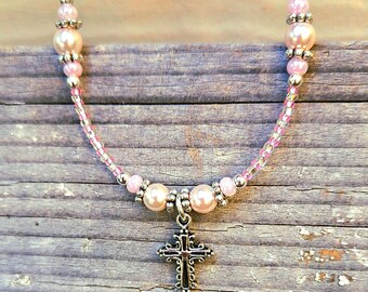 Collier croix pour enfants. Collier de perles roses d'eau douce pour fille. Cadeau de baptême. Collier fille fleur. Bijoux de première communion. Perles roses