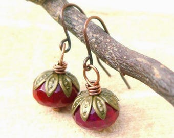 Boucles d'oreilles pendantes en jade rouge rubis. Casquettes florales en laiton antique. Boucles d'oreilles en jade rouge. Bijoux en jade. Bijoux rouges. Boucles d'oreilles vintage en laiton