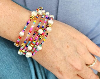 Perles de rocaille et bracelet de perles. Bracelet de perles multicolores. Bijoux colorés amusants. Bijoux d'été colorés. Bijoux en perles de rocaille