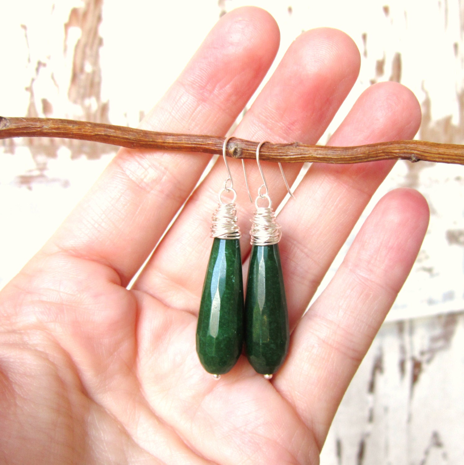 グリーンのロングダングルイヤリング。グリーンのファセット翡翠