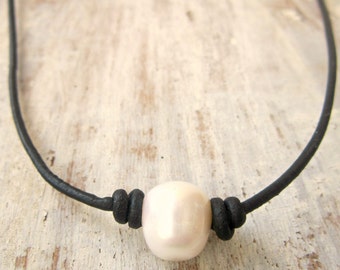 Collar de cuero negro y perlas. Gargantilla de perlas. Collar grande de cuero y perlas blancas. Joyería rústica. Joyería de cuero. Joyería de perlas.
